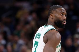 杰伦·布朗：我不想假摔 我打球的方式没变 只是裁判今晚吹罚了 配图