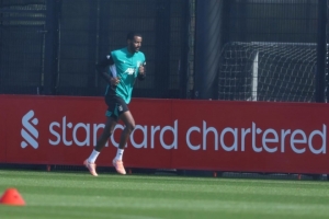 久违的身影！利物浦前锋伊萨克开始进行跑步训练 配图