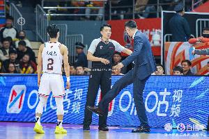 这比赛稀碎！广东新疆全场51次犯规 双方共获得74次罚球 配图