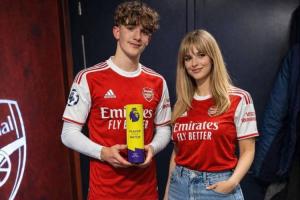 一度骗过AI!16岁道曼与母亲合影外网爆火?查证为假,是AI生成 配图