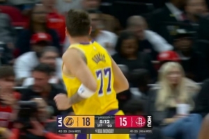 持续输出！东契奇外线开火三分还有 内外开花已独得12分 配图