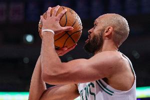 突然爆发！怀特第二节初不到两分钟外线三连击一人打出9-0！ 配图