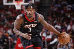 欲速则不达啊！小贾+电风扇合力抢断 但传前场阿门失误出界 配图