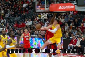 拉拉维亚篮下拉杆被筐帽 火箭挑战 裁判认定有身体接触 挑战失败 配图