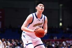 受伤离场！解说：胡金秋上赛季夺冠至今比赛连轴转 始终在奔波 配图