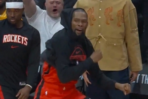 比自己扣了还兴奋！谢泼德双手暴扣 替补席的杜兰特跳进场内庆祝 配图