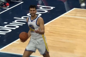 你干哈呀？尤特赛文抢板被波杰打手臂干扰 最终乌龙球送对手2分 配图