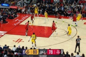 裁判你真不吹呀！东契奇撤步迎着伊森干拔三分再进 倒地有些抱怨 配图