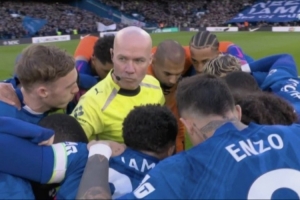 被蓝军包围！本特：蒂尔尼你倒是出去啊，他在那笑肯定是喜欢这样 配图