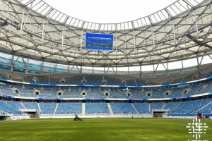 梭鱼湾足球场正加紧草坪养护等工作，球员通道地毯换成蓝色 配图