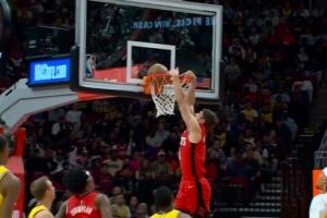 谢天谢地！谢泼德大变向把海斯过了个干净 双手滑翔炸扣！ 配图