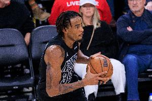 20分钟揽下7个前场板！克拉克斯顿11中5砍12分11篮板 配图