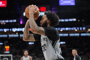 积极性拉满！朱利安·尚帕尼连续拼下前场篮板 最终补篮得手 配图