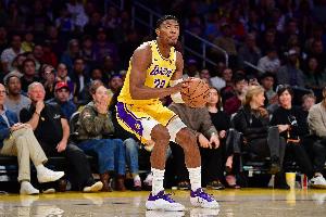 着急了！八村塁篮下拿球 肘开防守被吹进攻犯规 配图