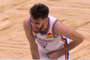 看着就疼！小卡特突破时膝盖顶到小切特 裁判无吹罚&切特回更衣室 配图