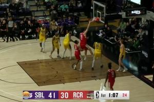 这球提气！杨瀚森判断精准拿到前场板 单臂霸气拉筐补扣！ 配图