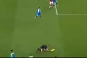 谁干的边裁跑动时撞上在边线热身的药厂替补，狼狈摔到场内 配图