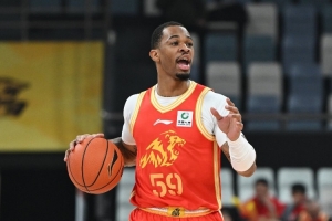 无所不能！塔克18中8砍下33分5板12助2断 罚球17中14 配图