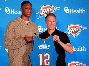 戴格诺特谈15号秀索伯:已回到球场训练 非常努力大家都很尊重他 配图