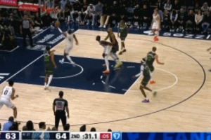 满脑子都是戈贝尔？杰伦·格林突入内线方圆一米没人 空篮没上进 配图