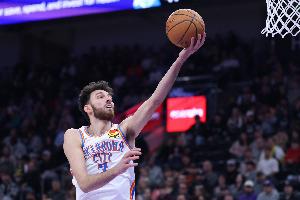 戴格诺特:霍姆格伦今天的表现是怪物级 不管是抢板还是内线防守 配图