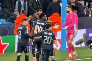 不满！维尼修斯双响后向球迷展示球衣，多纳鲁马摊手不满与其沟通 配图