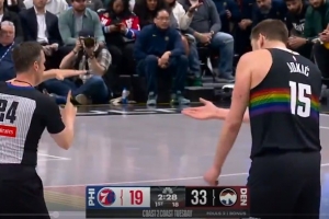 5秒2犯还有1T！约基奇推人再被吹进攻犯规 疯狂抱怨裁判被吹T 配图