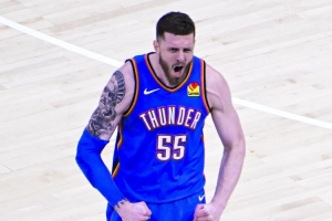 组织中锋！哈尔滕施泰因没有得分 拿到7篮板8助攻 配图