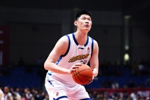 高效稳定！胡金秋半场5中4轻松拿下11分3篮板 配图