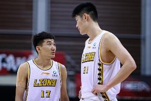 孙铭徽的脚伤还在康复当中 预计要常规赛末段才能伤愈 配图