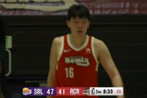 弧顶发牌！杨瀚森持球观察 助攻篮下空切队友吃饼 配图