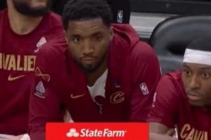 看着不太对劲！多诺万·米切尔坐在场边 但左眼有些异样 配图