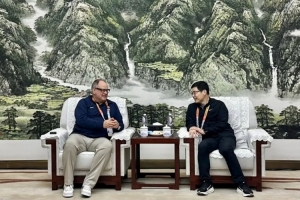 女篮世预赛期间 中国篮协主席郭振明会见国际篮联裁判主管卡尔 配图