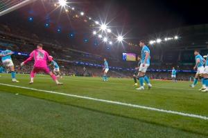 B席门线解围疑似手球，VAR介入 配图