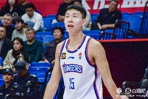 铁人啊!郑昊燃打满全场40分钟 5记三分球拿下15分5板1助 配图