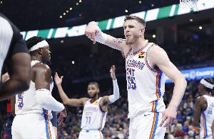 这数据挺“奇葩”!哈滕半场没有出手也没有分&但有6板6助 配图