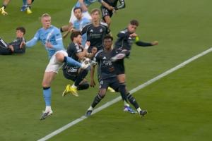 谢尔基禁区倒地+曼城球员抗议加西亚手球,裁判均没有表示 配图