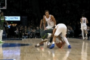 玩脱了！布克想要滚球消耗时间 被兰德尔抢断&还赔上犯规送两罚 配图