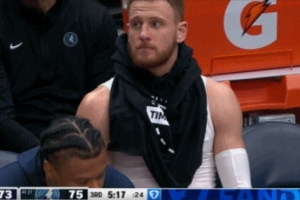 手感不好怪装备差？迪文岑佐8中0&下场怒撕球衣 坐替补席没球衣穿 配图