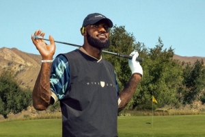 尽情挥杆！詹姆斯晒打高尔夫广告 宣传Beats与耐克联名耳机 配图