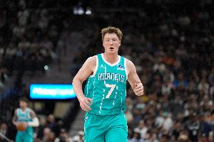 狂轰滥炸！克尼佩尔三分命中后迪亚巴特补篮 黄蜂轰出25-4攻击波 配图