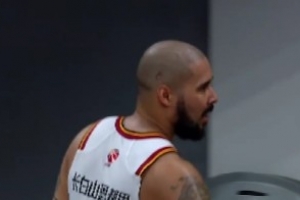 各种果冻上篮！摩尔半场8中7高效拿下19分3板5助 配图