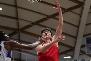 一直被抓掩护！杨瀚森半场仅2分2板2助 出现5次失误+3犯规 配图