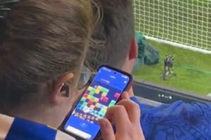 看不下去了…主场惨败巴黎,赛中一切尔西球迷直接掏出手机玩游戏 配图