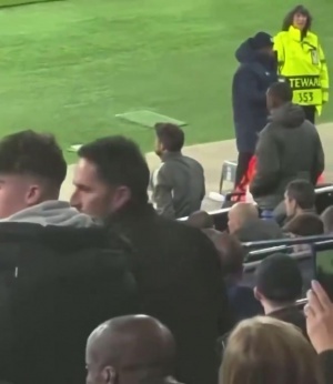 第十二人!姆巴佩从看台来到场边,和主裁判说B席手球 配图