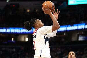 末节轰下21分!卡林顿16中12&三分8中6高效砍下30分掀起追分高潮 配图