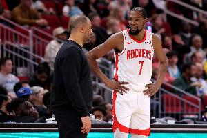 火箭本赛季打联盟前10球队8胜12负 净效率-3.2 失误率16.6% 配图