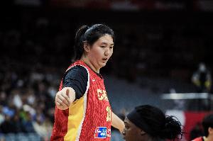 媒体人：张子宇论身高在女篮领域独一档 但其他方面还欠缺很多 配图