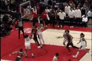 招牌动作！昔日状元富尔茨G联盟上演上篮准绝杀 配图