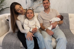 儿女双全!曼联后卫达洛特社媒宣布儿子托马斯出生 配图